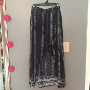 NWT Women’s Long free flowing skirt